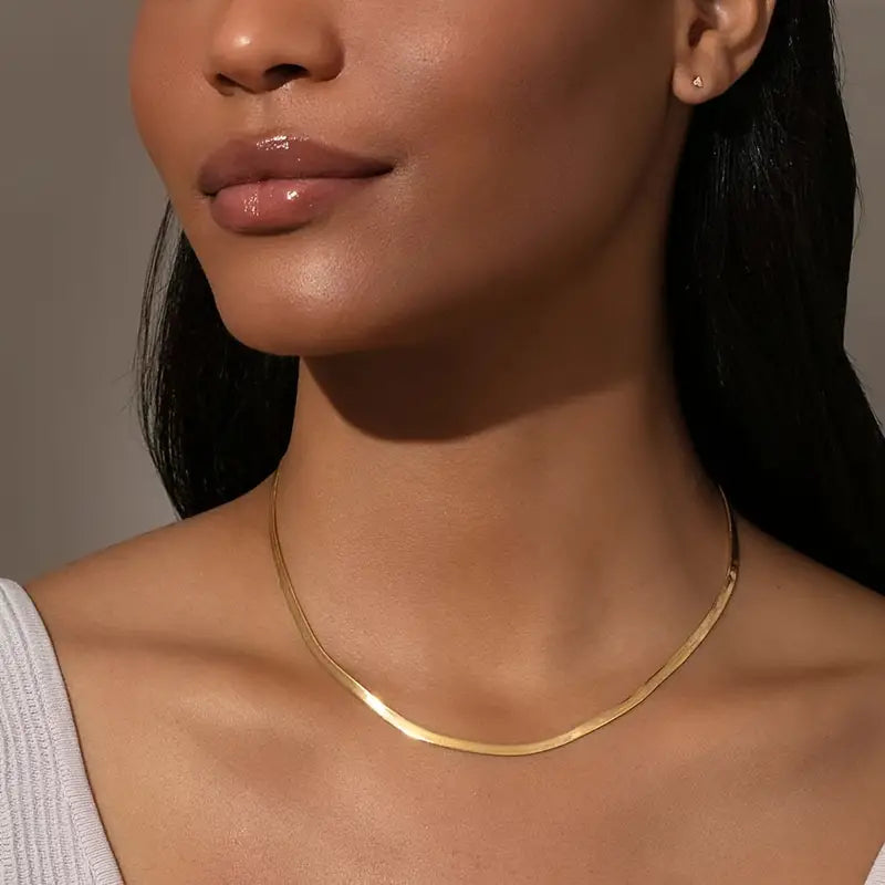 Loreto | Gold Herringbone Necklace – Sleek and Stylish