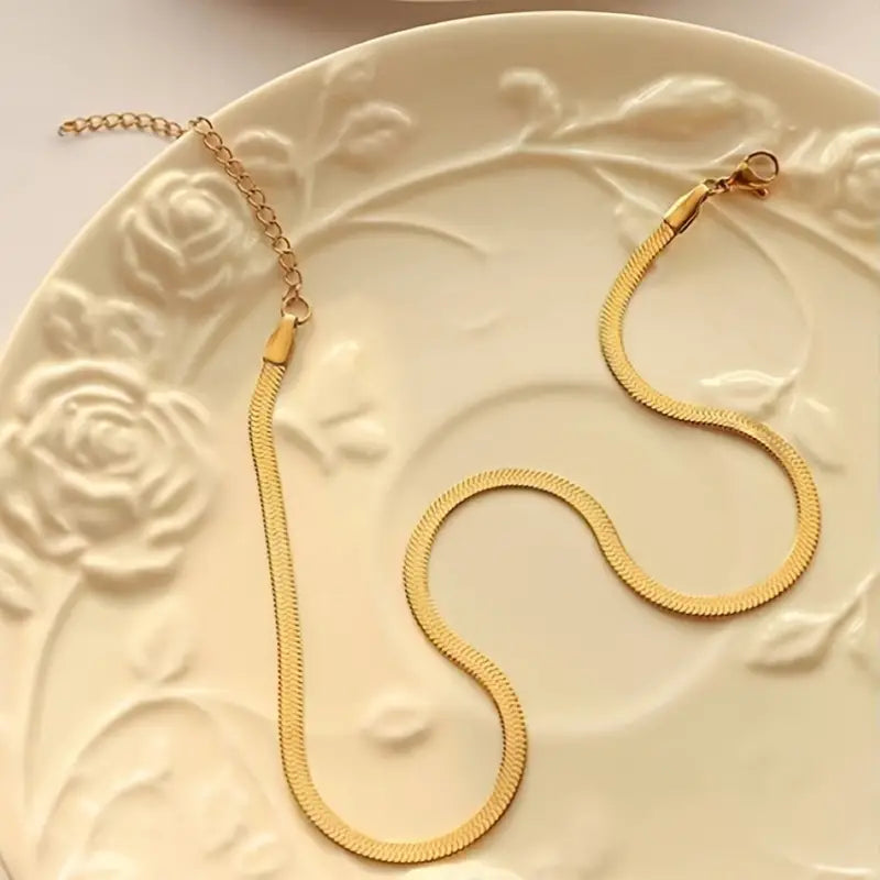 Loreto | Gold Herringbone Necklace – Sleek and Stylish
