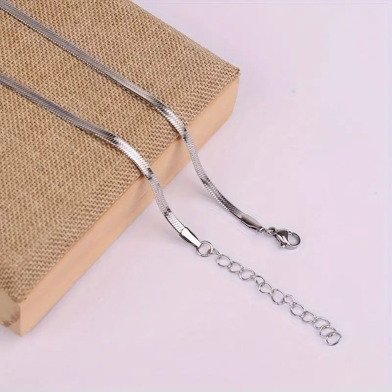 Loreto | Gold Herringbone Necklace – Sleek and Stylish