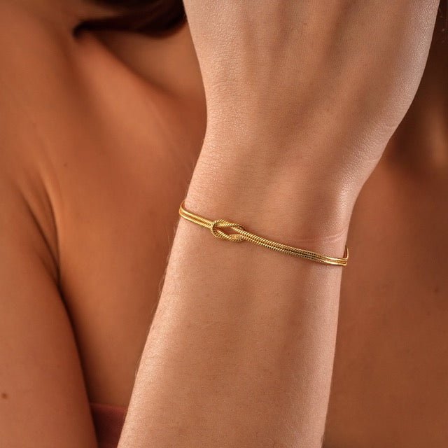 Amore | Elegant Love Knot Minimalist Bracelet