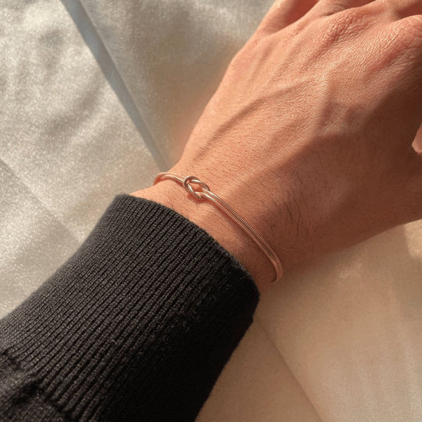 Amore | Elegant Love Knot Minimalist Bracelet