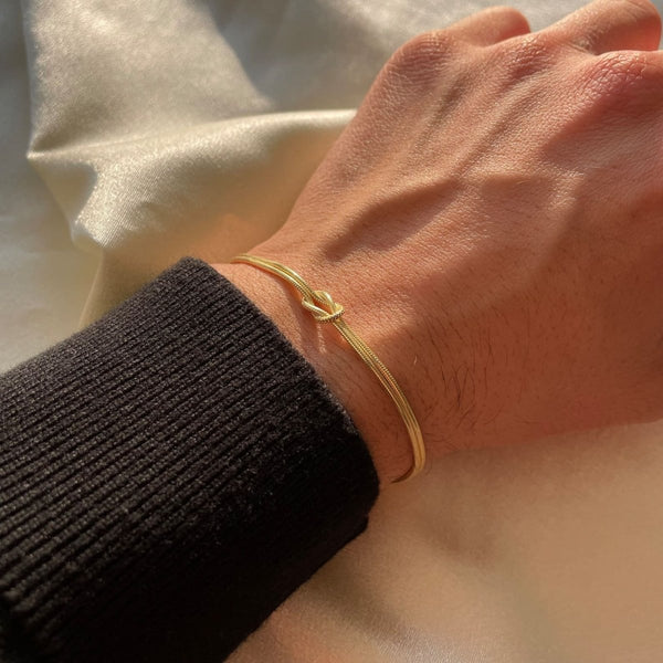 Amore | Elegant Love Knot Minimalist Bracelet