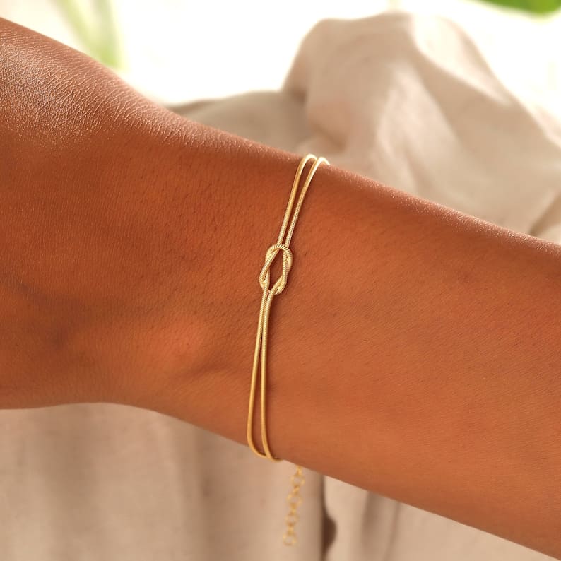 Amore | Elegant Love Knot Minimalist Bracelet