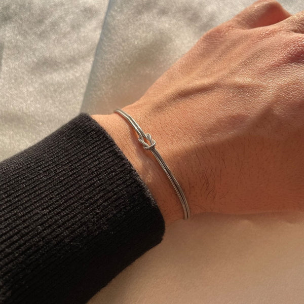 Amore | Elegant Love Knot Minimalist Bracelet